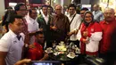 Menpora Imam Nahrawi foto bersama dengan Dua Atlet peraih medali dan official dalam acara Energi Indonesia untuk Asia dan Dunia, di Jakarta, Rabu (12/9). Acara digelar di Jakarta, Lombok dan Palembang (Liputan6.com/Johan Tallo)