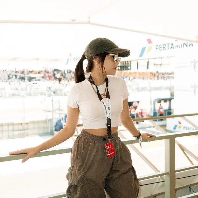 6 Gaya Kasual Azizah Salsha dan Fuji saat Nonton MotoGP 2023 di Mandalika, Stylish!