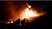 Gudang kayu di Jalan Tongkol, Tanjung Priok, musnah terbakar. Sementara itu, pengemudi taksi mengancam akan melakukan aksi. .