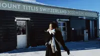 Pamer Pesona, 5 Potret Manis Zsa Zsa Utari dengan Gaya Winter Look di Swiss
