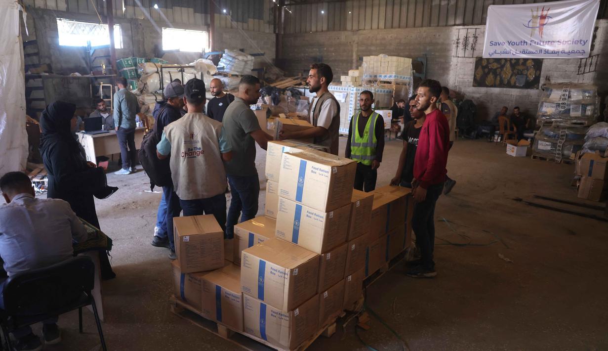 Kotak ransum makanan yang disediakan oleh Program Pangan Dunia (WFP) siap didistribusikan kepada warga Gaza di pusat distribusi di desa Al-Zawayda, di tengah-tengah Jalur Gaza, pada tanggal 27 Oktober 2025. (BASHAR TALEB/AFP)