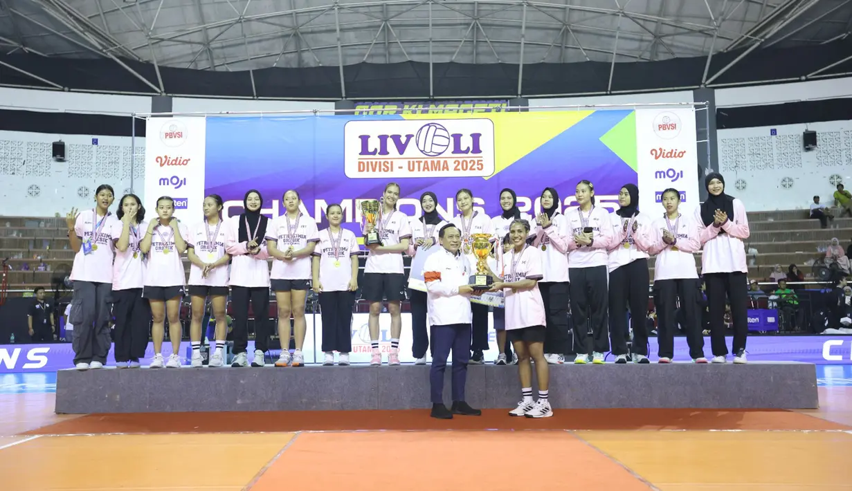 Petrokimia selain menerima medali dan piala bergilir serta piala tetap, juga menerima uang pembinaan sebesar Rp 125 juta. (Dok. PBVSI)