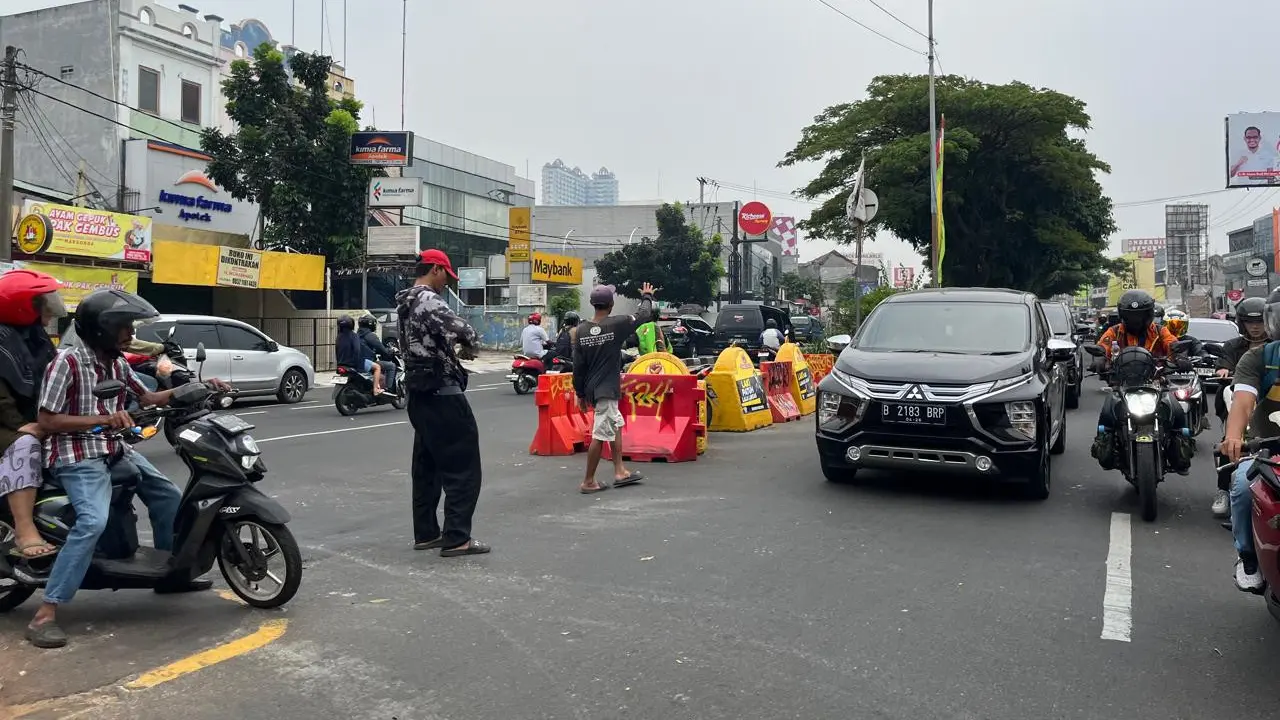 Keberadaan juru parkir (Jurkir) liar kerap meresahkan warga Kota Depok.