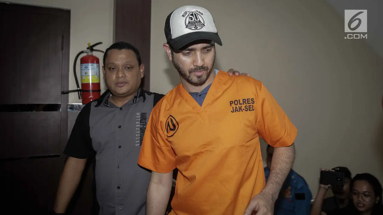 Pakai Seragam Tahanan, Fachri Albar Tertunduk Lesu