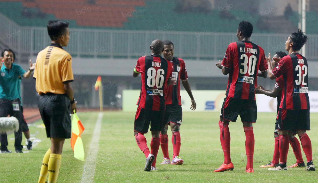 Gol Boaz Solossa untuk Tinus Pae yang berulang tahun saat melawan PS TNI pada laga Torabika SC 2016 di Stadion Pakansari, Bogor, Minggu (19/6/2016). Persipura Menang 3-1. (Bola.com/Nicklas Hanoatubun)