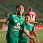 Idola Baru Persebaya, Ini 5 Potret Totalitas Samsul Arif saat Bermain di Lapangan (sumber: Instagram/official_persebaya)