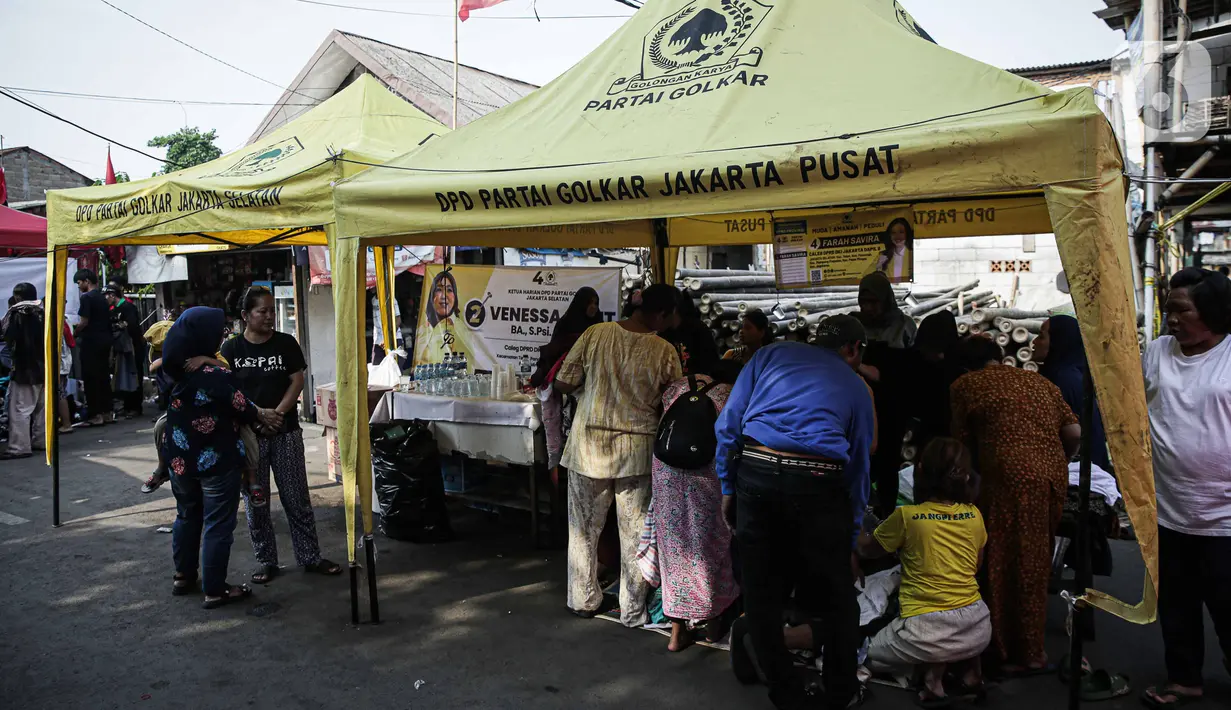 Tampak tenda caleg sejumlah partai ikut memberikan bantuan kepada korban kebakaran Manggarai. (Liputan6.com/Faizal Fanani)