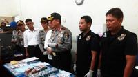 Satgas Saber Pungli Bareskrim Polri dan Polda Sumut menyita barang bukti hasil operasi tangkap tangan (OTT) di Koperasi Tenaga Kerja Bongkar Muat (TKBM), Belawan, Medan. (Liputan6.com/Reza Perdana)