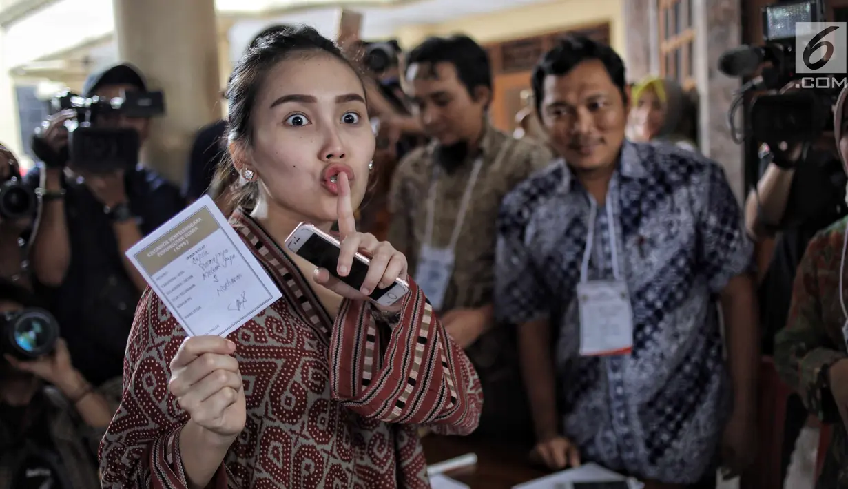 Penyanyi dangdut Ayu Ting Ting menggunakan hak pilihnya pada pelaksaanan Pilkada Serentak 2018 di  TPS 5, Sukma Jaya, Depok, Rabu (27/6). Kota Depok bersiap menentukan gubernur Jawa Barat untuk 5 tahun mendatang. (Liputan6.com/Faizal Fanani)