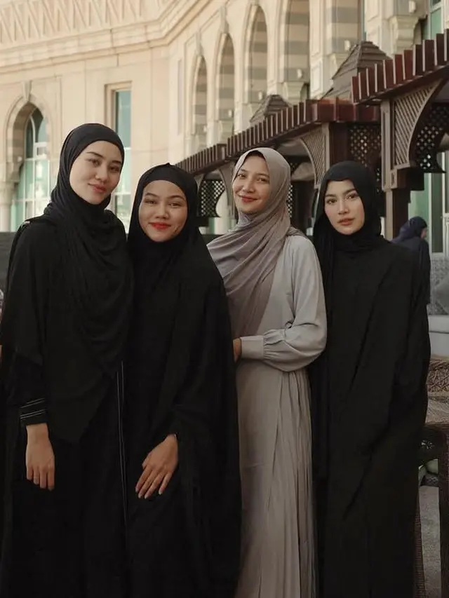 Gaya Kerudung Meleyot ala Mahalini saat Umrah. [@aaliyah.massaid]