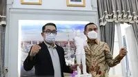 Gubernur Jawa Barat Ridwan Kamil dan Bupati Ende Djafar Achmad di Gedung Pakuan, Kota Bandung, pada Sabtu (12/6).