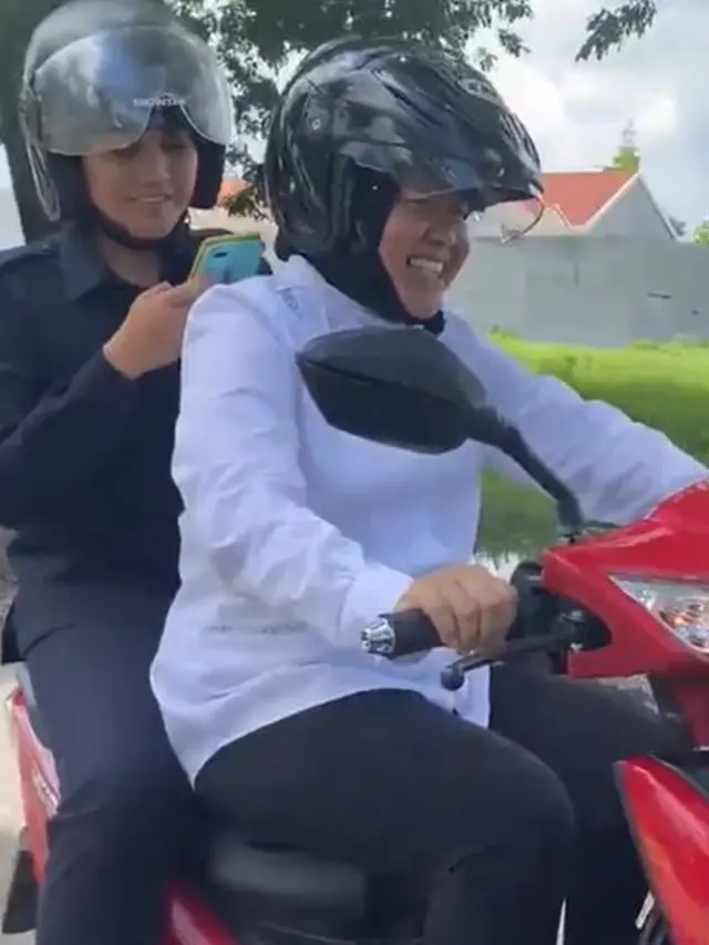 6 Potret Tri Rismaharini Naik Motor Listrik, Kendaraan Dinas Baru