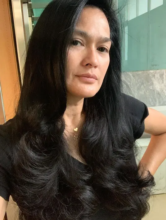 Berusia di atas 50 tahun, penampilan Donna masih selalu menarik perhatian. Pasalnya, di usia yang terbilang tak muda lagi, ia tetap menjadi perempuan yang berjiwa muda.  (Instagram/donnaharunofficial)