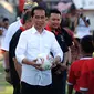Presiden Joko Widodo memberikan bola kepada 70 anak dari SSB Prasejahtera di di Stadion Kapten I Wayan Dipta, Gianyar, Bali, Minggu (30/8/2015). Presiden Jokowi juga mencanangkan program sejuta bola buat anak-anak. (Liputan6.com/Helmi Fithriansyah)