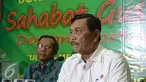 Menko Polhukam Luhut Panjaitan (kanan) memberikan kepada wartawan saat Buka Puasa Sahabat Gus Dur, Jakarta, Rabu (22/6). Luhut akan mengupayakan agar pemberian gelar pahlawan untuk Gus Dur dapat dilakukan dalam tahun ini.(Liputan6.com/Faizal Fanani)