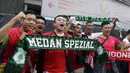 Suporter Timnas Indonesia menyanyikan lagu saat berada di Stadion Nasional, Singapura, Jumat (9/11). Indonesia akan melawan Singapura pada laga Piala AFF 2018. (Bola.com/M. Iqbal Ichsan)
