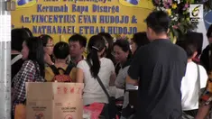 Tangisan Wenny Angelina tak terbendung ketika untuk pertamakalinya ia melihat dua jasad anaknya yang menjadi korban bom di Surabaya.