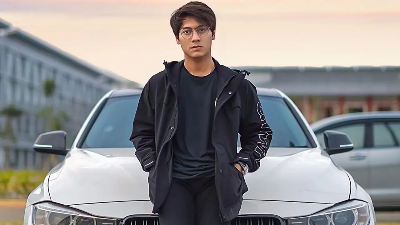 Gaya Keren Rizky Billar Berfoto di Depan Mobil, Tengah Jadi Sorotan