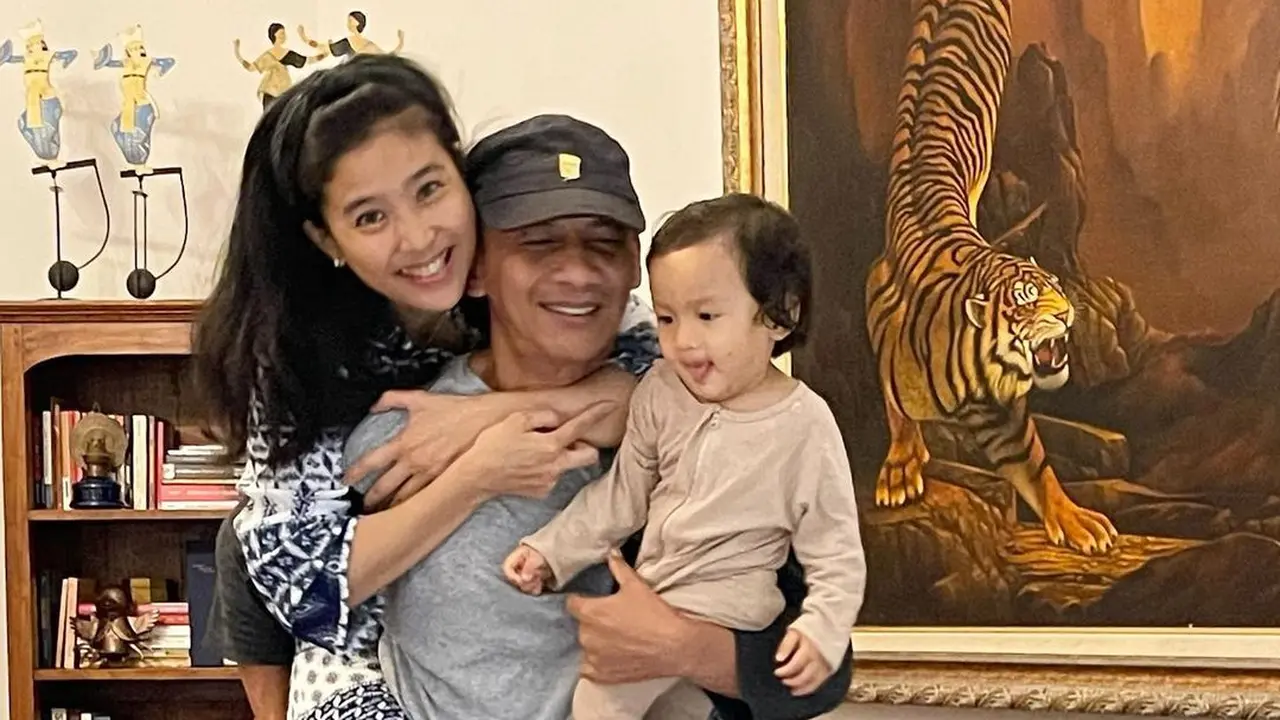 Potret Olivia zalianty bersama suami dan anaknya. (Foto: Instagram/oliviazallianty)