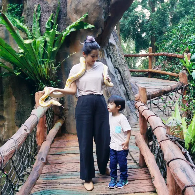Pose Bareng Ulang, Ini 6 Potret Liburan Ardina Rasti dan Arie Andika ke Kebun Binatang