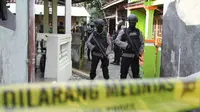 Polisi jaga ketat kediaman Hariyanto di Sukoharjo, Jawa Tengah, Selasa (19/7/2016). (Liputan6.com/Reza Kuncoro)