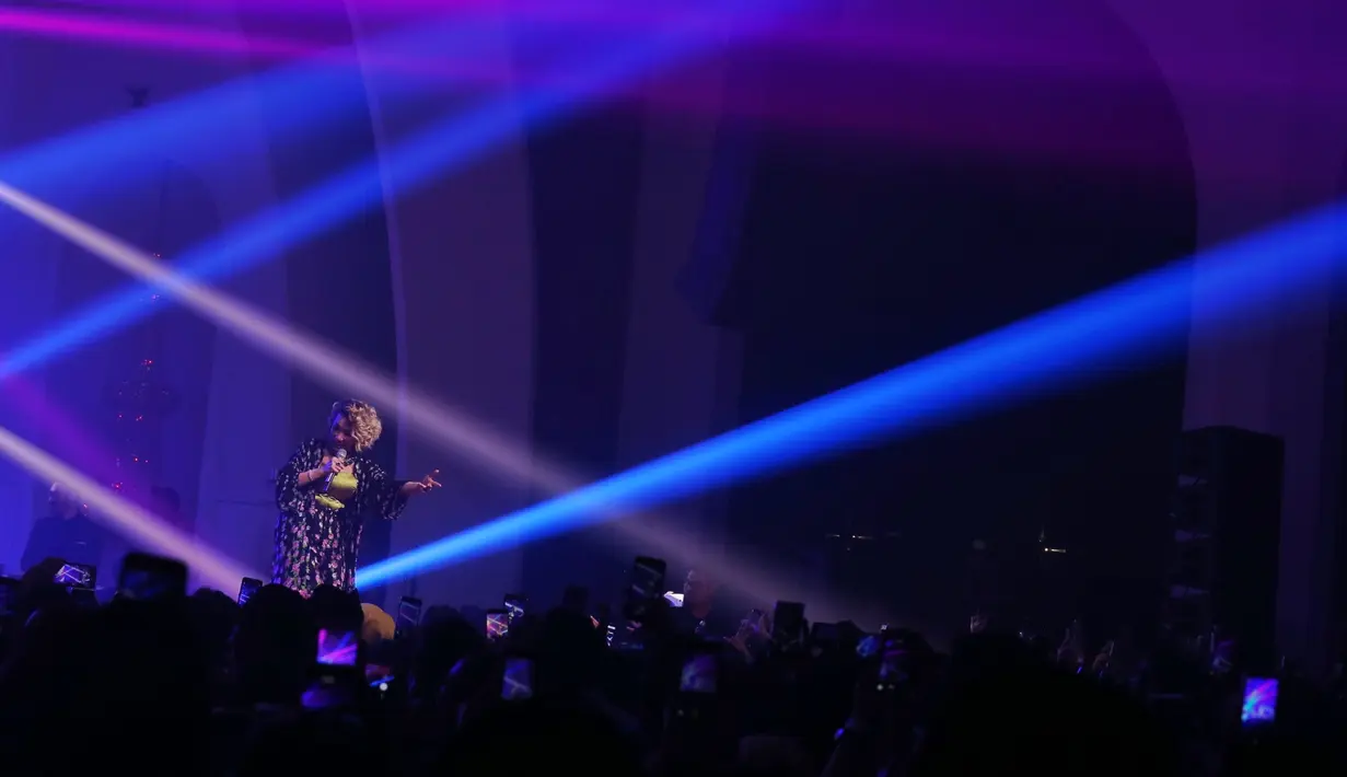 Penampilan Reza membuat hanyut para penonton yang sejak sore memadati area konser 5 Cinta. Beberapa lagu hits yang dibawakan, membawa para penonton ikut meliuk-liukkan tubuhnya sambil ikut menyanyi. (Nurwahyunan/Bintang.com)