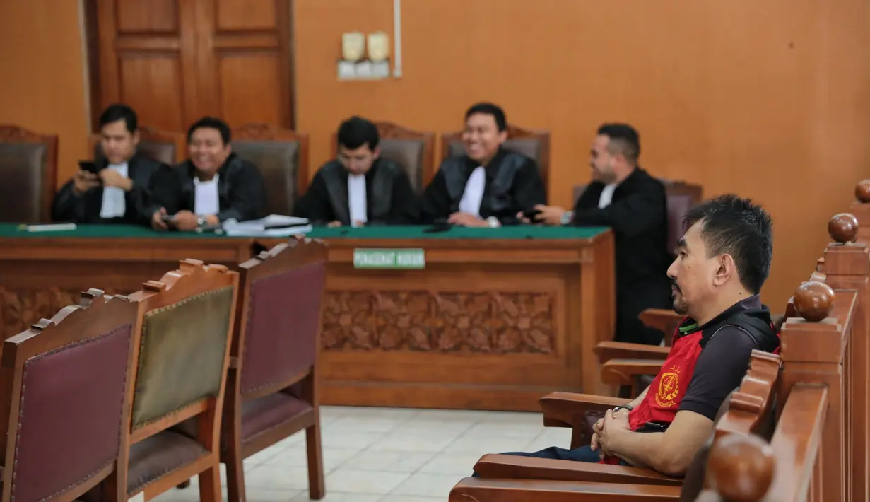Kasus asusila yang nyatanya juga menjerat Gatot Brajamusti ini sama dengan kasus senpi illegal dan satwa liar, yakni mendapat penolakan dari Hakim Ketua yang mimpin jalannya sidang. (Adrian Putra/Bintang.com)
