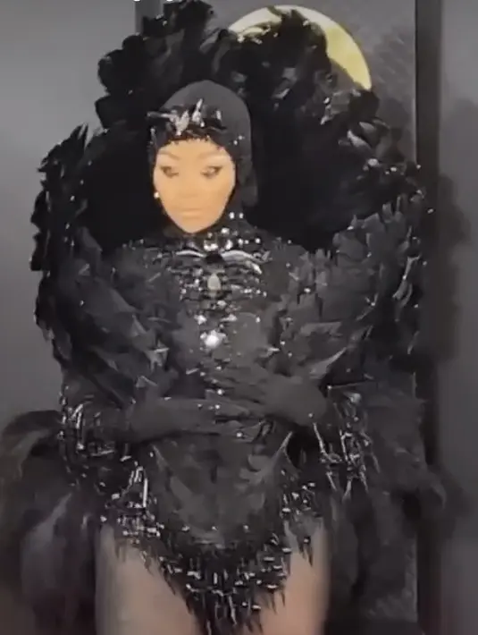 <p>Blac Chyna tampil serba hitam dibalut bodysuit one-piece yang dilapisi bulu dan berlian imitasi. @blacchyna</p>