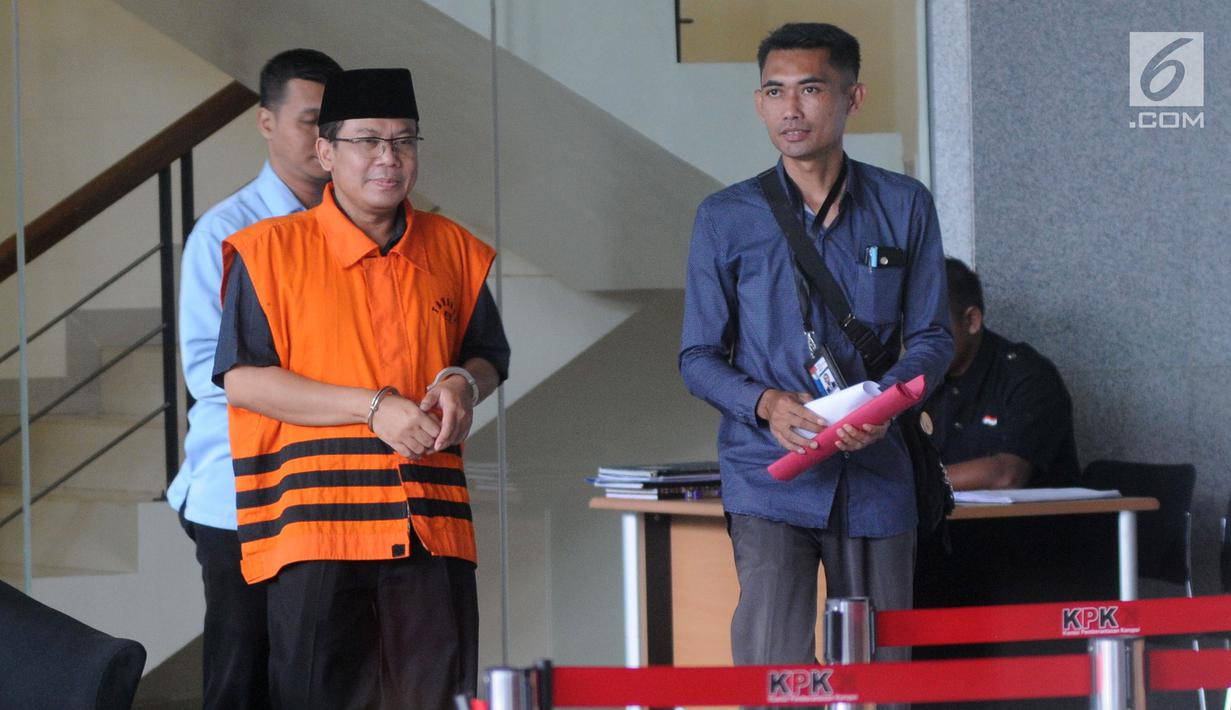 Mantan Wakil Ketua DPR Bidang Keuangan Taufik Kurniawan usai menjalani pemeriksaan lanjutan di Gedung KPK, Jakarta, Kamis (3/1). Taufik diperiksa untuk melengkapai berkas terkait kasus dugaan menerima suap Rp 3,6 miliar. (Merdeka.com/Dwi Narwoko)