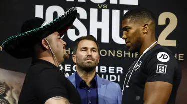 Petinju Anthony Joshua (kanan) saling tatap dengan Andy Ruiz Jr (kiri) saat konferensi pers duel ulang keduanya, New York City, Amerika Serikat, Kamis (5/9/2019). Anthony Joshua akan duel ulang dengan Andy Ruiz Jr di Arab Saudi pada 7 September 2019. (Jeff Zelevansky/Getty Images/AFP)