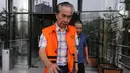 Direktur Utama PT PBM Puspo Sukrisna alias Asun (kiri) keluar dari Gedung KPK, Jakarta, Rabu (25/7). Asun menandatangani perpanjangan penahanan untuk 40 hari ke depan. (Merdeka.com/Dwi Narwoko)
