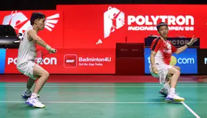 Ganda putra Indonesia, Raymond Indra/Nikolaus Joaquin, harus puas menjadi runner-up Indonesia Open 2026 setelah kalah 21-13, 18-21 dan 10-21 dari pasangan Malaysia, Goh Sze Fei/Nur Izzuddin, Minggu (7/6/2026). (Bola.com/M. Iqbal Ichsan)