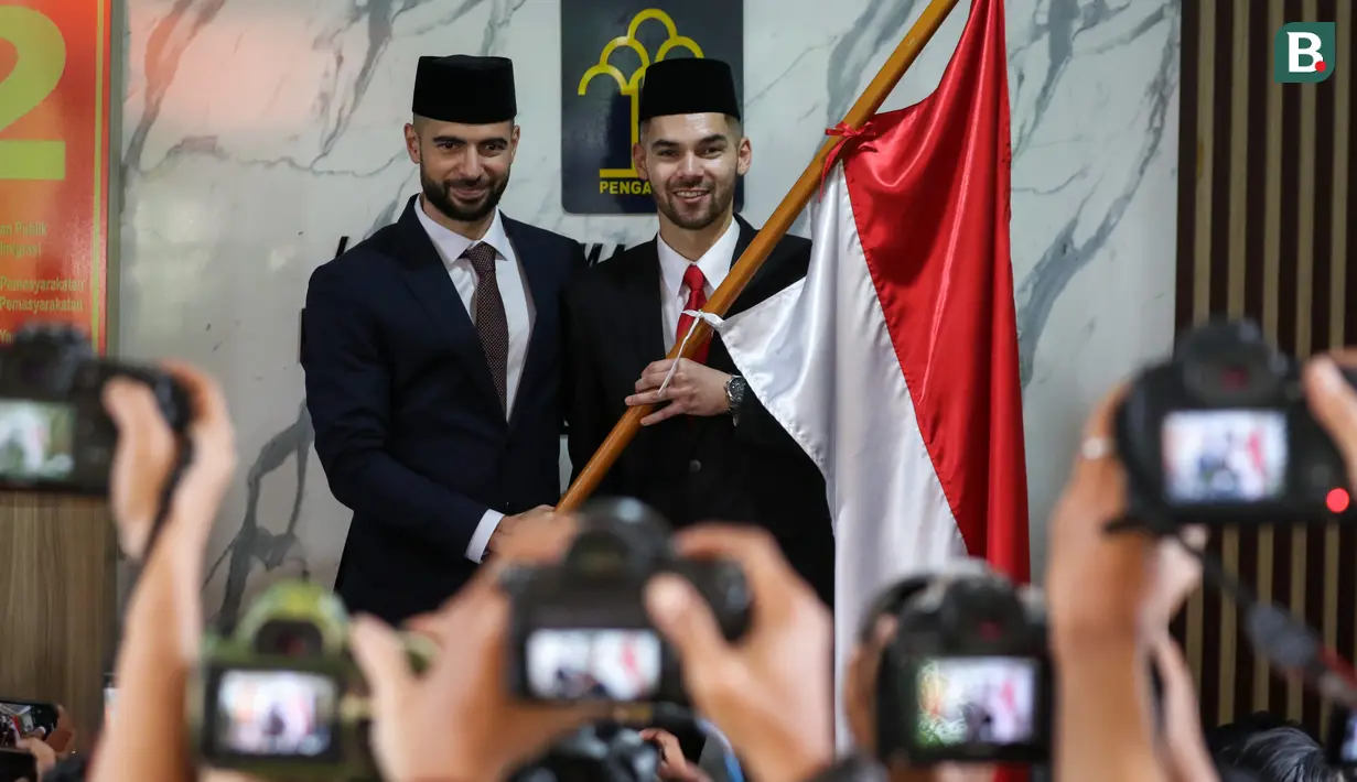 Dengan memakai peci dan setelan jas keduanya dengan fasih saat mengambil sumpah dan sangat bersemangat ketika menyanyikan lagu Indonesia Raya. (Bola.com/Bagaskara Lazuardi)