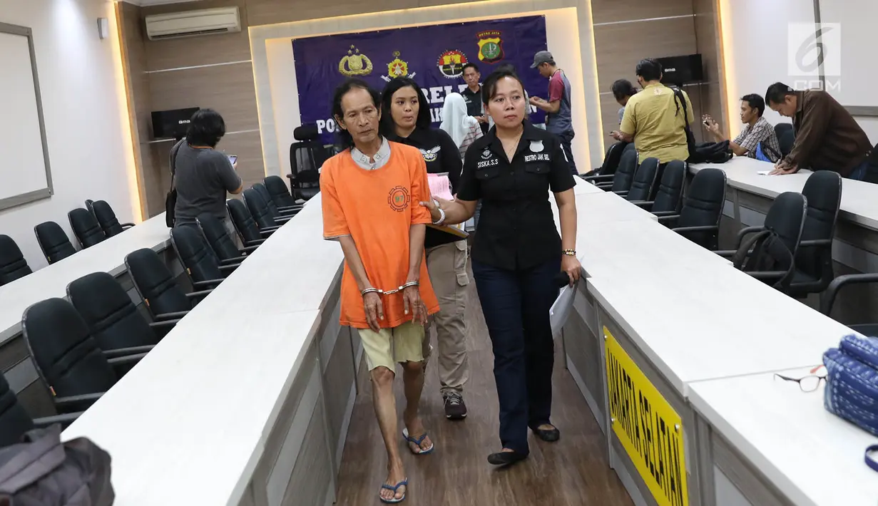 Petugas membawa ZU (60), tersangka pencabulan anak di bawah umur, usai konferensi pers di Polres Jakarta Selatan, Selasa (11/7). Modus pelaku dalam melancarkan aksinya dengan mengiming-imingi korban uang sebesar Rp 2 ribu. (Liputan6.com/Immanuel Antonius)