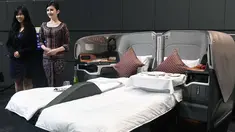 Pramugari berdiri di kabin business class milik maskapai Singapore Airlines saat peluncuran kabin terbaru di Singapura, Kamis (2/11). Berbagai fasilitas mewah dihadirkan di kabin pesawat tersebut. (AFP Photo/Roslan Rahman)