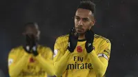 Striker Arsenal, Pierre-Emerick Aubameyang, menyapa suporter usai melawan Leicester pada laga Premier League di Stadion King Power, Leicester, Sabtu (9/11). Leicester menang 2-0 atas Arsenal. (AFP/Oli Scarff)