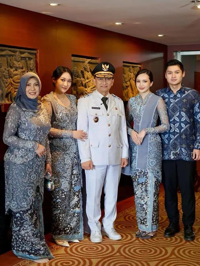 6 Publik Figur Wanita Temani Anggota Keluarga Dilantik Jadi Kepala Daerah, Memukau