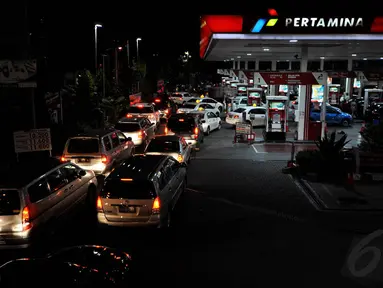 Antrean kendaraan menjelang kenaikan harga BBM di SPBU Kuningan, Jakarta, Senin (17/11/2014). (Liputan6.com/Miftahul Hayat)