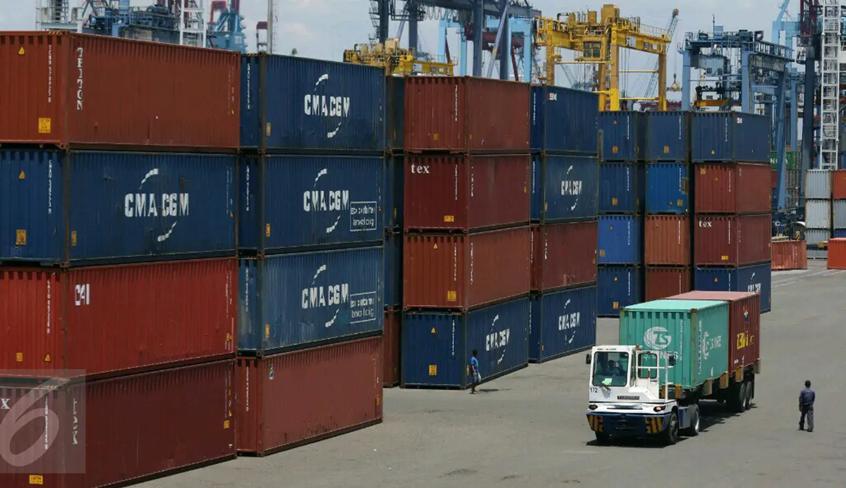Suasana bongkar muat di Pelabuhan Tanjung Priok, Jakarta, Kamis (23/3). Badan Pusat Statistik (BPS) merilis nilai ekspor Indonesia Februari 2017 mencapai US$ 12,57 miliar atau menurun 6,17 persen dibanding Januari 2017. (Liputan6.com/Angga Yuniar)