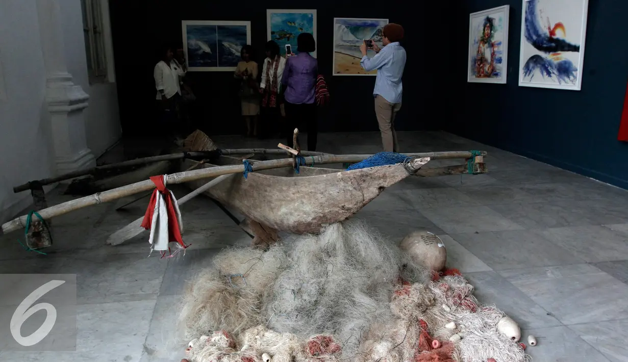 Sebuah perahu nelayan dan jaring di dipajang saat pameran seni rupa dan imaji bahari dengan tema "Nautika Bahari" di Galeri Nasional, Jakarta, Selasa (13/9). (Liputan6.com/Johan Tallo)