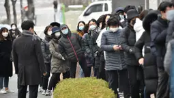 Warga mengantre untuk membeli masker di luar sebuah supermarket di Seoul, Korea Selatan, Rabu (4/3/2020). Kasus virus corona atau COVID-19 di Korea Selatan menjadi yang terbesar setelah China, negara asal wabah virus tersebut. (Jung Yeon-je/AFP)