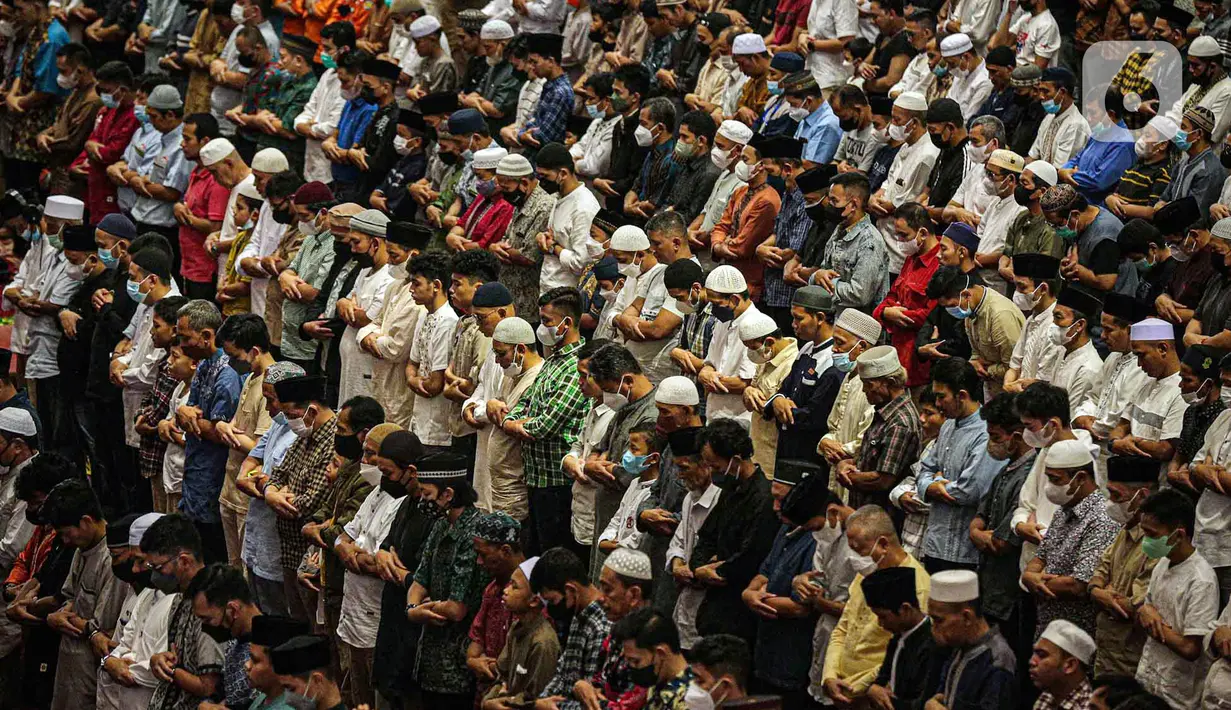 <p>Umat muslim melaksanakan sholat Jumat terakhir pada Ramadhan 1443 H di Masjid Istiqlal, Jakarta, Jumat (29/4/2021). Berdasarkan hisab, Hari Raya Idul Fitri jatuh pada 2 Mei 2022 sementara pelaksanaan rukyatul hilal (melihat posisi bulan) akan dilakukan sehari sebelumnya. (Liputan6.com/Faizal Fanani)</p>