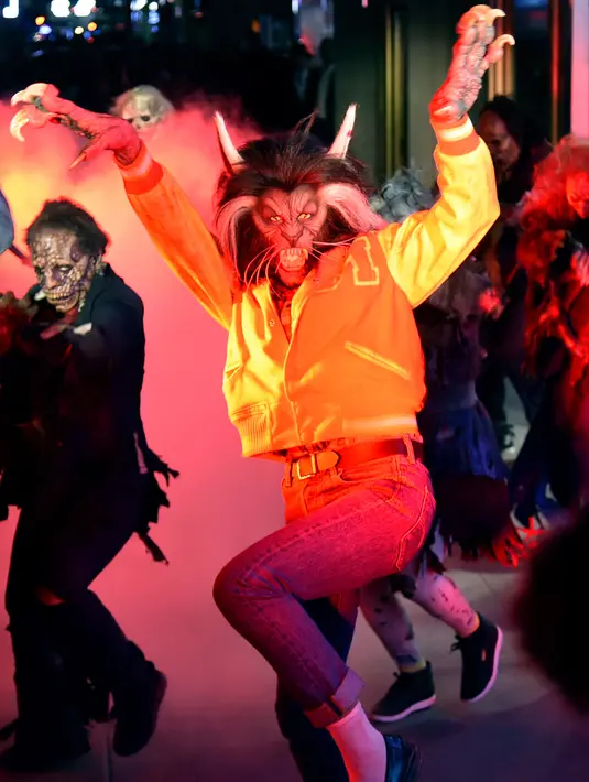 Heidi Klum berkostum manusia serigala sambil melakukan gerakan dari video klip Thriller pada pesta Halloween di New York, Selasa (31/10). Dari ujung kepala hingga kaki, Heidi terlihat sama dengan karakter Michael Jackson. (Evan Agostini/Invision/AP)