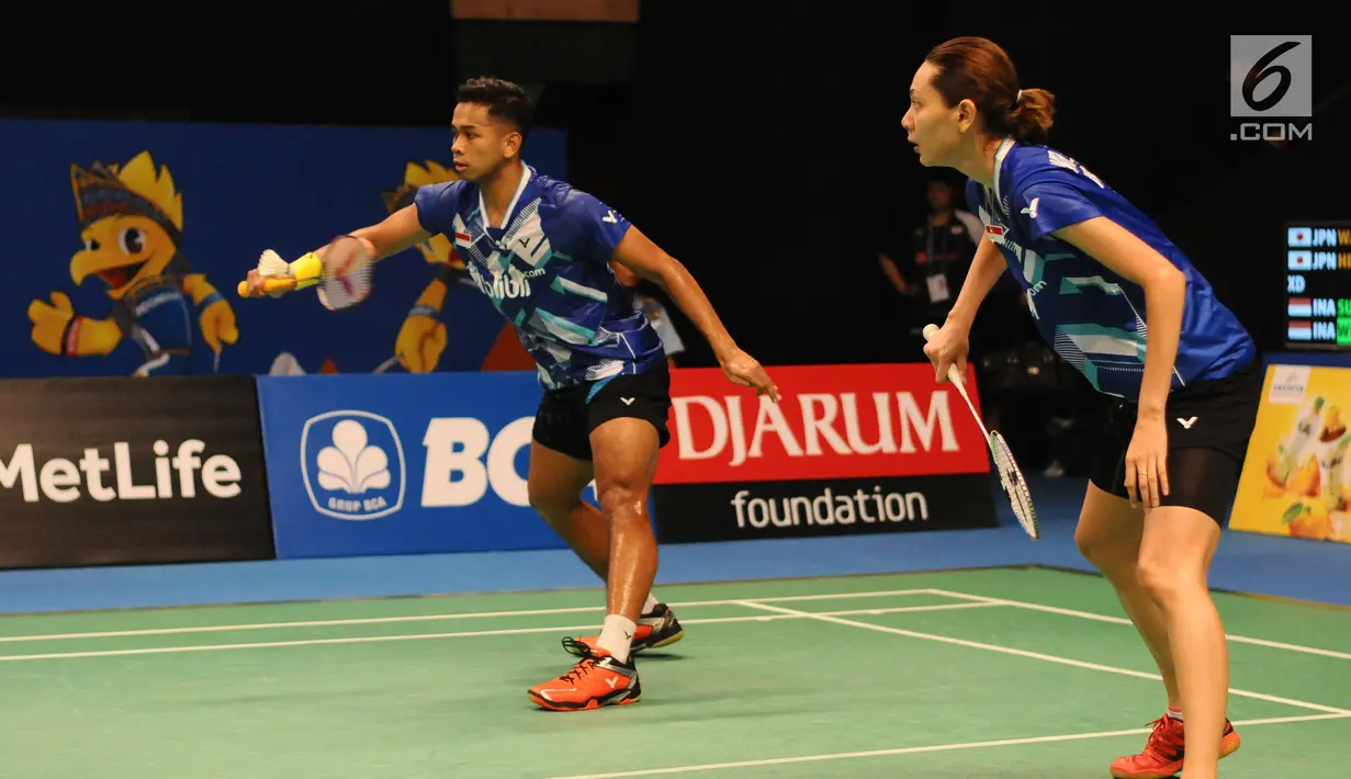 Ganda Campuran Indonesia, Edi Subaktiar/Gloria E Widjaja mengembalikan bola ke arah Yuta Watanabe/Arisa Higashino (Jepang) di Indonesia Open 2017 di Jakarta, Selasa (13/6). Edi/Gloria kalah 18-21, 21-13, 17-21. (Liputan6.com/Helmi Fithriansyah)