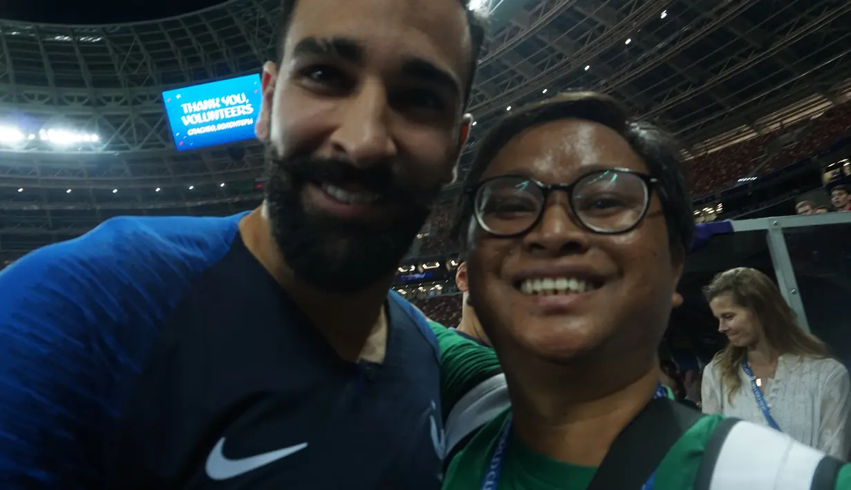 Selamat Prancis berhasil menjadi juara dunia 2018, ikut merayakan dengan selfie bareng Adil Rami. (Bola.com/Okie Prabhowo)