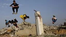 Parkour adalah olahraga gerak bebas. Melompat dari satu gedung ke gedung lain. Foto diambil pada Jumat (14/11/2014) (AFP Photo/Mohammed Abed)