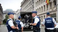 Polisi berjaga di lokasi serangan golok terhadap tentara di Brussels, Belgia. (AP)