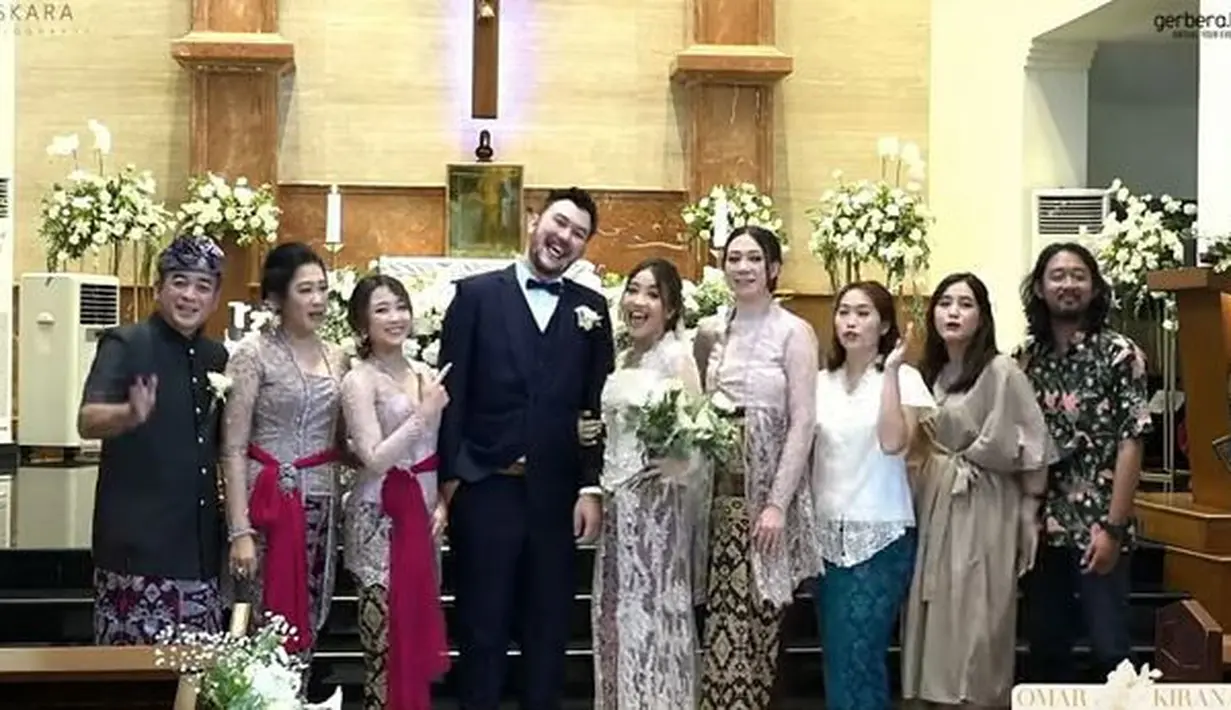 Senyum merekah tak lepas dari wajah Dita di hari bahagia itu. Seluruh keluarga terlihat kompak dengan baju adat yang dikenakan. (YouTube/Kirana Karang)