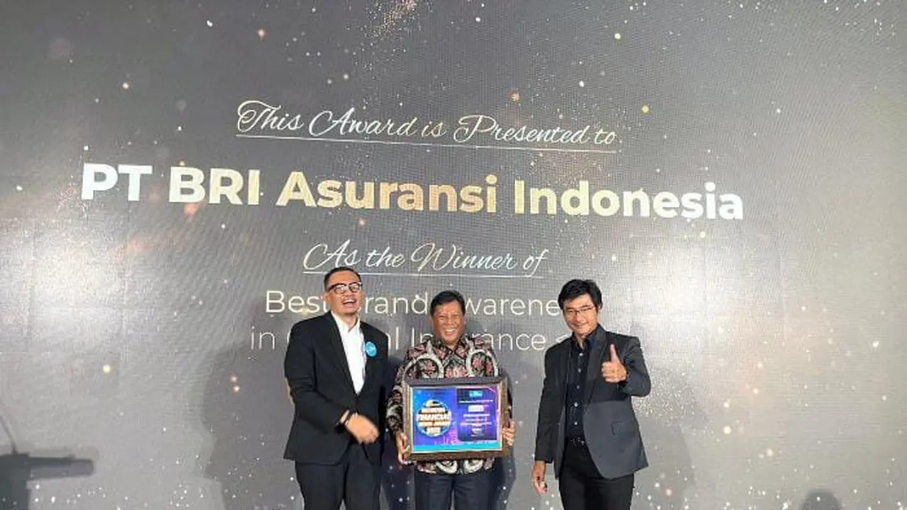 CFO BRINS Sony Harsono menerima penghargaan Best Brand Awareness in General Insurance <5T Category yang diselenggarakan oleh The Inconomics di Jakarta, 16 Desember 2022.