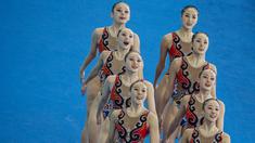 Para perenang China tampil pada nomor beregu cabang renang indah Asian Games XVIII di Stadion Aquatic Senayan, Jakarta, Rabu (29/8/2018). Tim China berhasil meraih medali emas. (Bola.com/Vitalis Yogi Trisna)